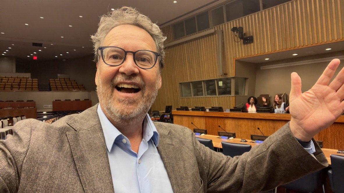 Dave Offenbach in een vergaderzaal van de Verenigde Naties in New York